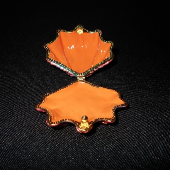 Mini Clam Jewelry Box - Picture 2 of 3